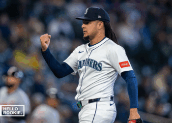 Luis Castillo of the Seattle Mariners delivers a pitch against the New York Mets at Citi Field.