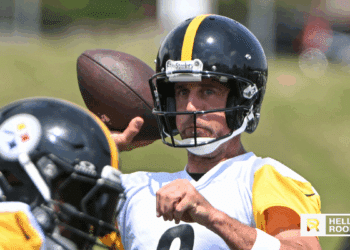 Aaron Rodgers of the Pittsburgh Steelers prepares to face the New York Jets at MetLife Stadium in Week 1