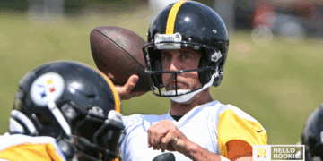 Aaron Rodgers of the Pittsburgh Steelers prepares to face the New York Jets at MetLife Stadium in Week 1
