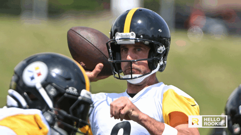 Aaron Rodgers of the Pittsburgh Steelers prepares to face the New York Jets at MetLife Stadium in Week 1
