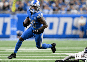 Jahmyr Gibbs of the Detroit Lions looks to exploit the Steelers' defense at Ford Field.