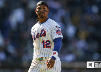 Francisco Lindor of the New York Mets fields a ground ball against the Arizona Diamondbacks at Citi Field