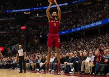 Evan Mobley rising up for a jump shot for the Cleveland Cavaliers