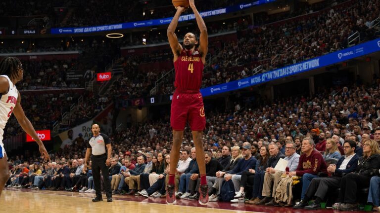 Evan Mobley rising up for a jump shot for the Cleveland Cavaliers