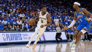 De'Aaron Fox driving to the basket for the San Antonio Spurs
