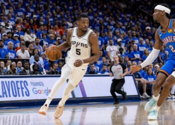 De'Aaron Fox driving to the basket for the San Antonio Spurs