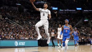 Stephon Castle driving to the basket for the San Antonio Spurs