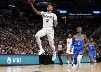Stephon Castle driving to the basket for the San Antonio Spurs