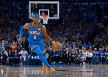 Shai Gilgeous-Alexander driving to the basket for the Oklahoma City Thunder