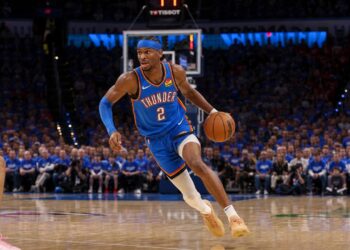 Shai Gilgeous-Alexander driving to the basket for the Oklahoma City Thunder