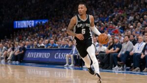 Stephon Castle driving to the basket for the San Antonio Spurs