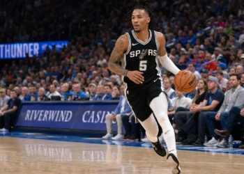 Stephon Castle driving to the basket for the San Antonio Spurs