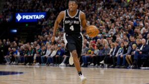 De'Aaron Fox driving to the basket for the San Antonio Spurs