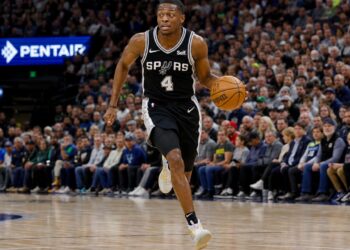 De'Aaron Fox driving to the basket for the San Antonio Spurs