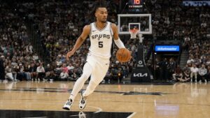 Stephon Castle driving to the basket for the San Antonio Spurs