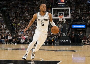 Stephon Castle driving to the basket for the San Antonio Spurs