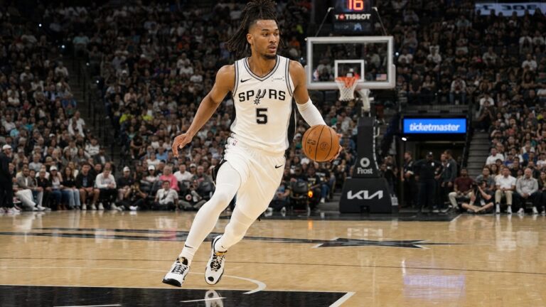 Stephon Castle driving to the basket for the San Antonio Spurs
