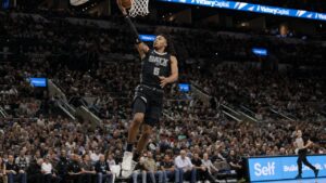 Stephon Castle driving to the basket for the San Antonio Spurs