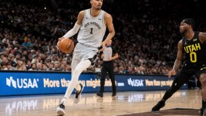 Victor Wembanyama driving to the basket for the San Antonio Spurs