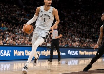 Victor Wembanyama driving to the basket for the San Antonio Spurs