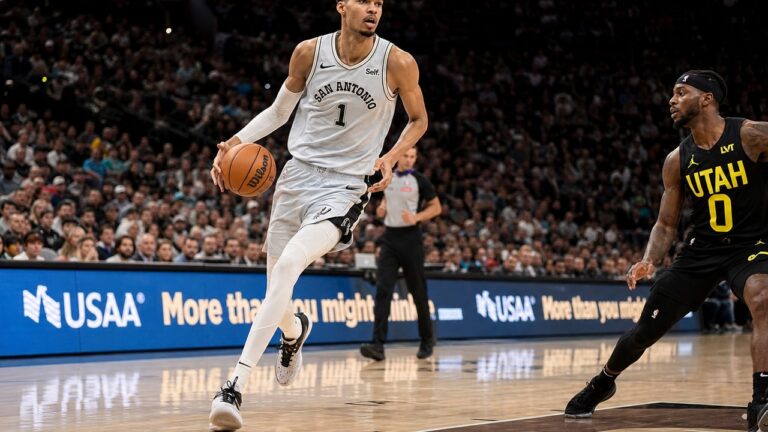 Victor Wembanyama driving to the basket for the San Antonio Spurs