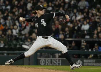 Davis Martin pitching for the Chicago White Sox