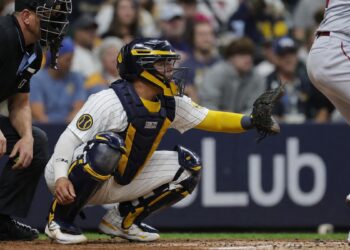 William Contreras catching for the Milwaukee Brewers at American Family Field