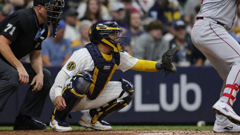 William Contreras catching for the Milwaukee Brewers at American Family Field