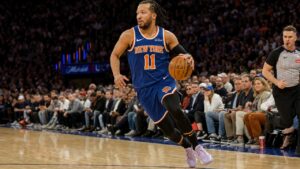 Jalen Brunson driving to the basket for the New York Knicks