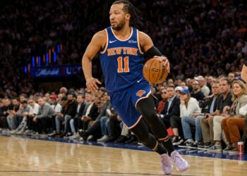 Jalen Brunson driving to the basket for the New York Knicks