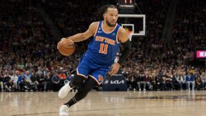 Jalen Brunson driving to the basket for the New York Knicks