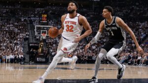 Karl-Anthony Towns driving to the basket for the New York Knicks