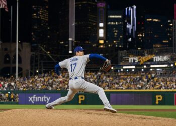 Shohei Ohtani pitching for the Los Angeles Dodgers against the Pittsburgh Pirates