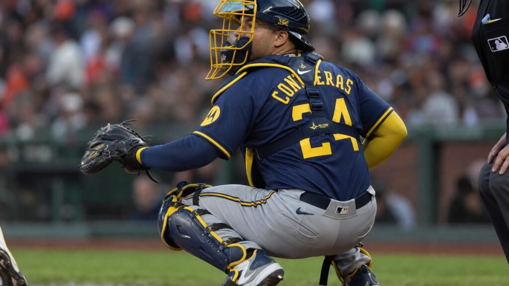 William Contreras catching for the Milwaukee Brewers at Oracle Park