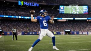 Jaxson Dart throwing a pass for the New York Giants