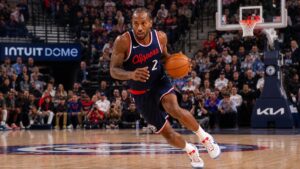 Kawhi Leonard driving to the basket for the Los Angeles Clippers