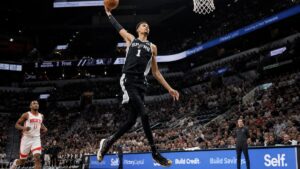 Victor Wembanyama driving to the basket for the San Antonio Spurs