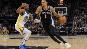 Victor Wembanyama driving to the basket for the San Antonio Spurs