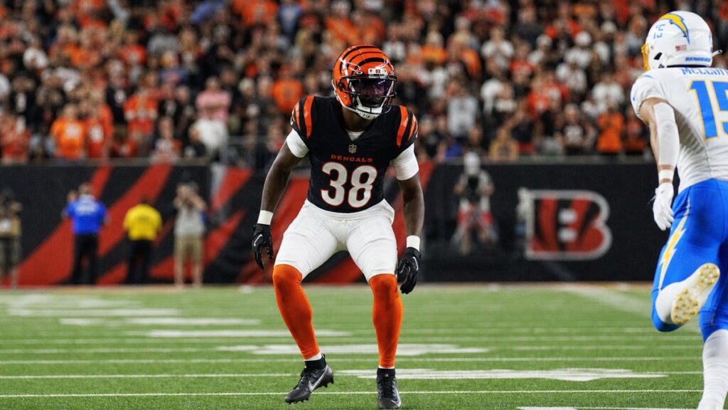 DJ Ivey defending a pass for the Cincinnati Bengals in preseason action