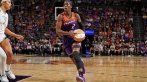 Kahleah Copper driving to the basket for the Phoenix Mercury