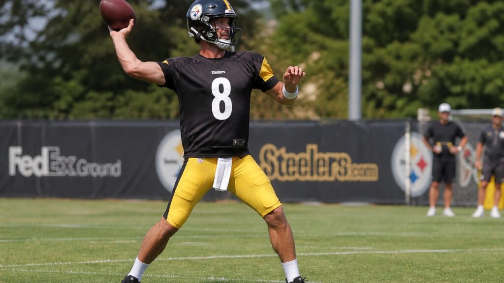 Aaron Rodgers throwing a pass in Pittsburgh Steelers uniform