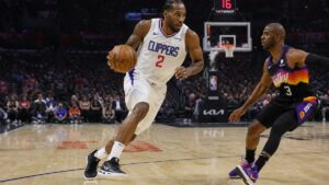Kawhi Leonard driving to the basket for the Los Angeles Clippers
