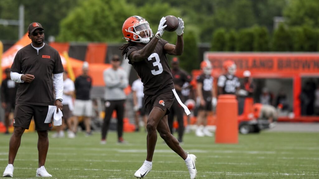 Jerry Jeudy making a catch for the Cleveland Browns
