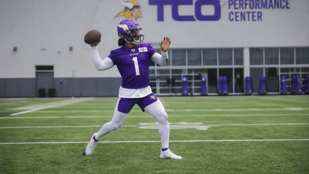 Kyler Murray scrambling for the Minnesota Vikings