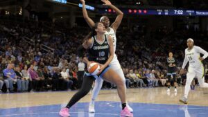Kamilla Cardoso posts up for the Chicago Sky against the New York Liberty