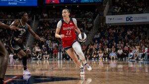 Sonia Citron driving to the basket for the Washington Mystics