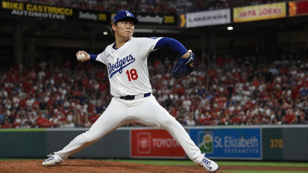 Yoshinobu Yamamoto pitching for the Los Angeles Dodgers against the Cincinnati Reds