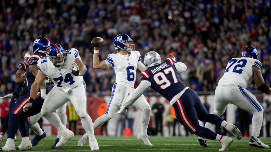 Jaxson Dart throwing a pass for the New York Giants