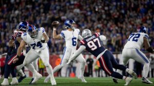 Jaxson Dart throwing a pass for the New York Giants