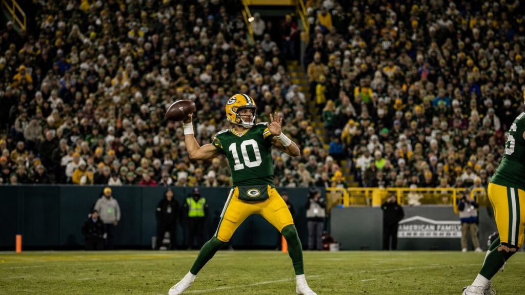Jordan Love throwing a pass for the Green Bay Packers against the Atlanta Falcons